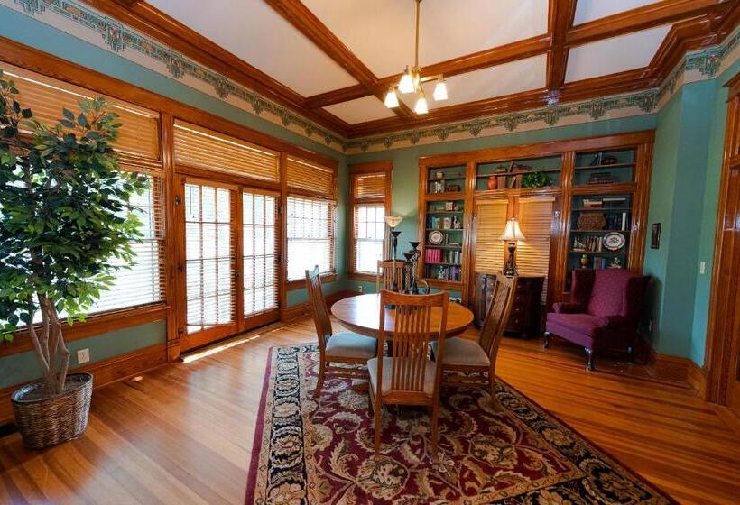 فندق صغير Captain Henderson House