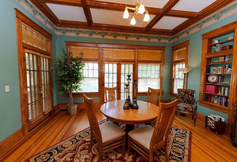 فندق صغير Captain Henderson House