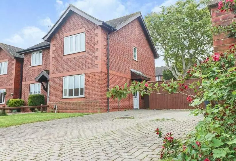 Delightful 2 Bed Room Property, Free Off Road Parking
