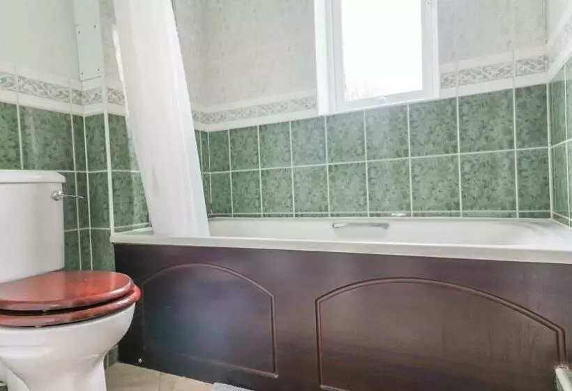Delightful 2 Bed Room Property, Free Off Road Parking