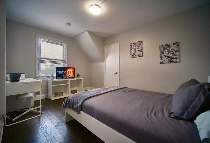 Hamilton Chic Retreat   Comfy Beds   Garden   Pool