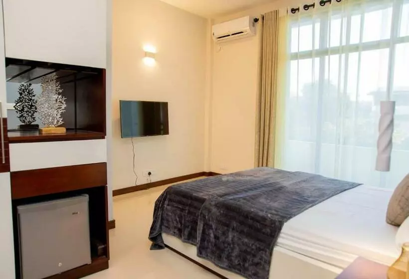 Majatalo Aron S Lavinia Topaz