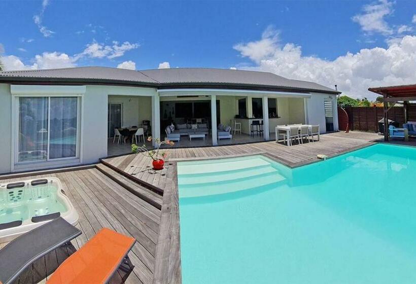 Villa De 4 Chambres Avec Piscine Privee Jacuzzi Et Jardin Clos A Baie Mahault A 5 Km De La Plage