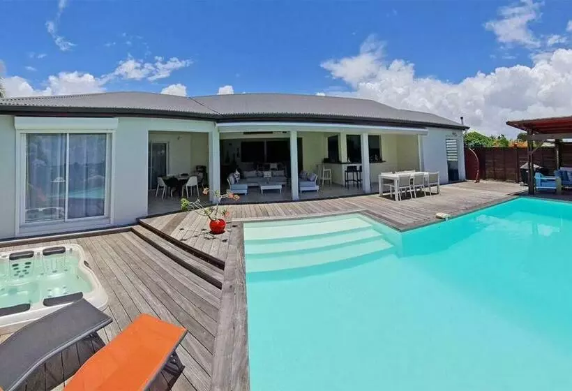Villa De 4 Chambres Avec Piscine Privee Jacuzzi Et Jardin Clos A Baie Mahault A 5 Km De La Plage