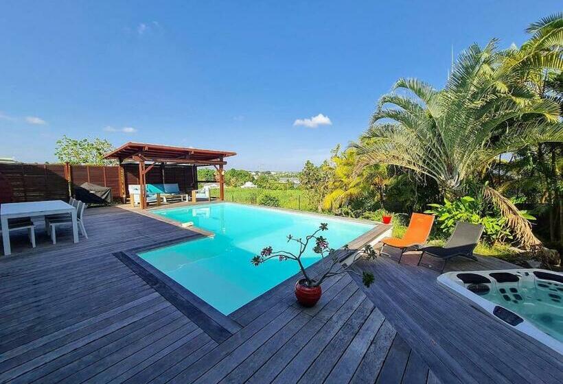 Villa De 4 Chambres Avec Piscine Privee Jacuzzi Et Jardin Clos A Baie Mahault A 5 Km De La Plage
