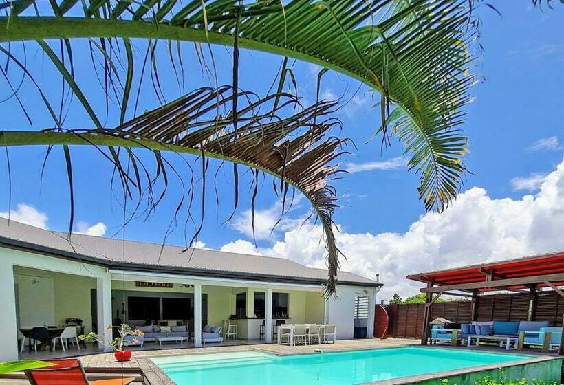 Villa De 4 Chambres Avec Piscine Privee Jacuzzi Et Jardin Clos A Baie Mahault A 5 Km De La Plage
