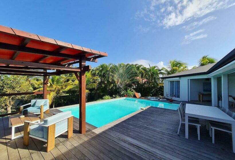 Villa De 4 Chambres Avec Piscine Privee Jacuzzi Et Jardin Clos A Baie Mahault A 5 Km De La Plage