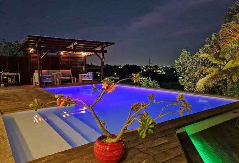 Villa De 4 Chambres Avec Piscine Privee Jacuzzi Et Jardin Clos A Baie Mahault A 5 Km De La Plage