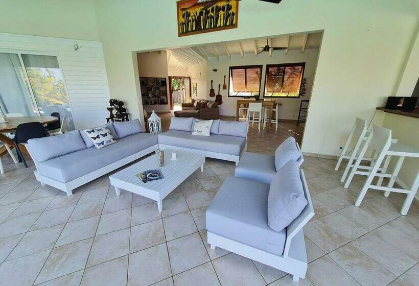 Villa De 4 Chambres Avec Piscine Privee Jacuzzi Et Jardin Clos A Baie Mahault A 5 Km De La Plage