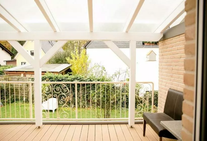 Bonquartier   House   Garden   Forest   Top Road Connection