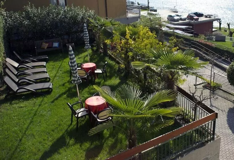 هتل Albergo Villa Edera