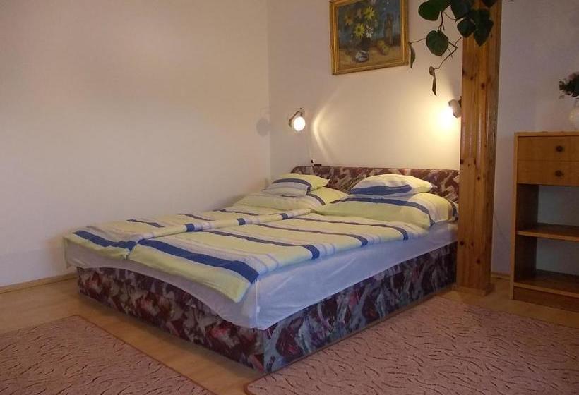 فندق Judit Vendégház