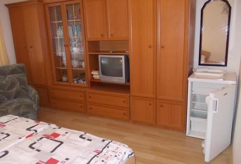 فندق Judit Vendégház