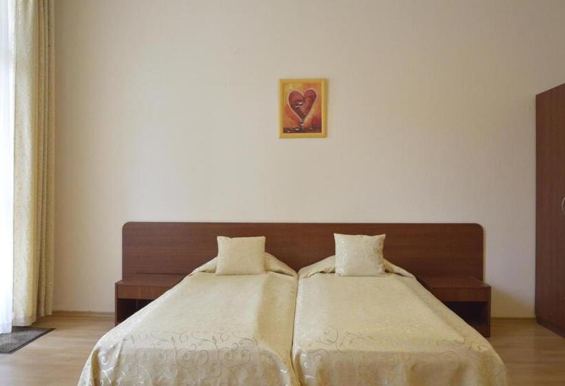 Persey Flora Apartments