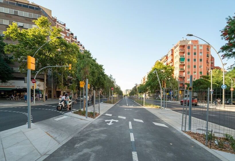 هتل Limehome Barcelona Carrer De Besalú 82