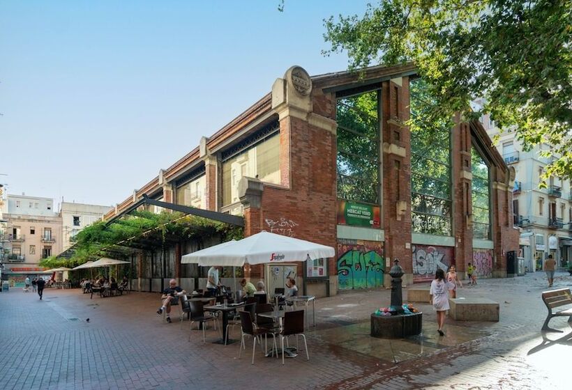 هتل Limehome Barcelona Carrer De Besalú 82