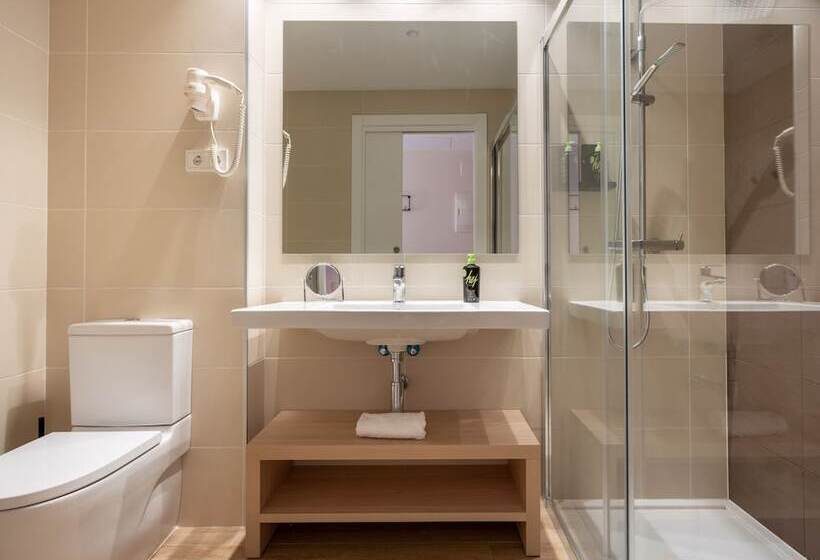 هتل Limehome Barcelona Carrer De Besalú 82