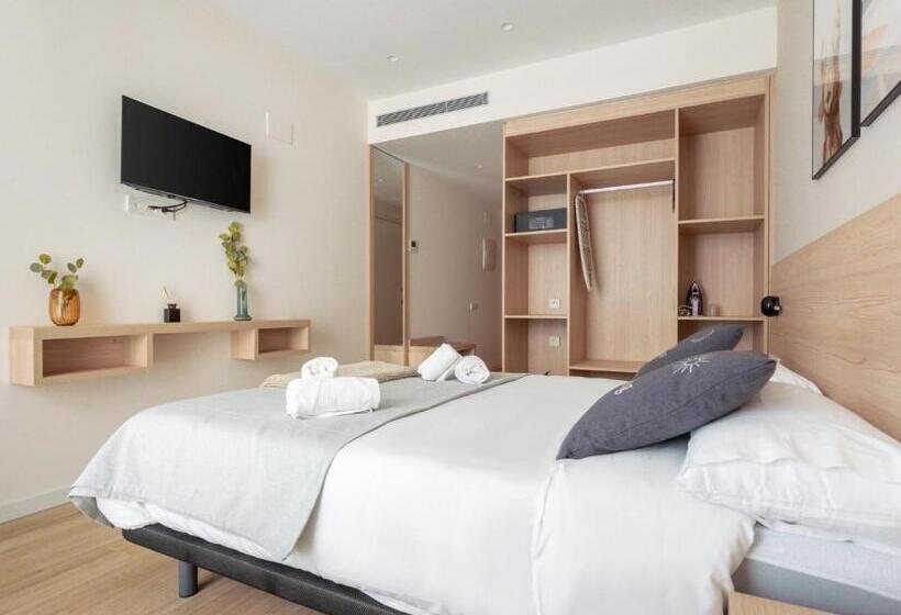 هتل Limehome Barcelona Carrer De Besalú 82