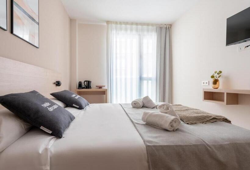 هتل Limehome Barcelona Carrer De Besalú 82