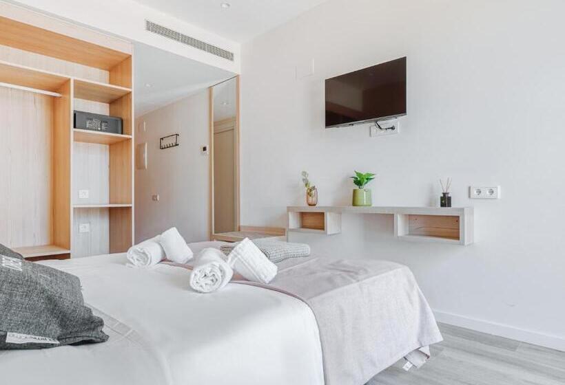 هتل Limehome Barcelona Carrer De Besalú 82