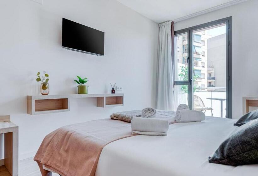 هتل Limehome Barcelona Carrer De Besalú 82