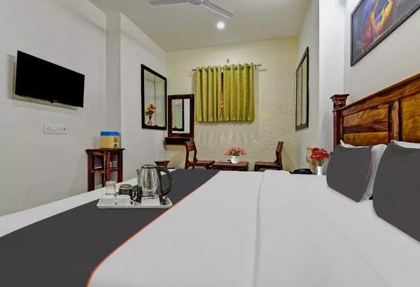 ホテル Collection O Garh Kesharia Residency