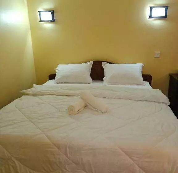 هتل Pina House