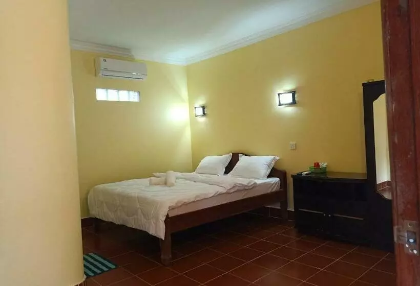 هتل Pina House