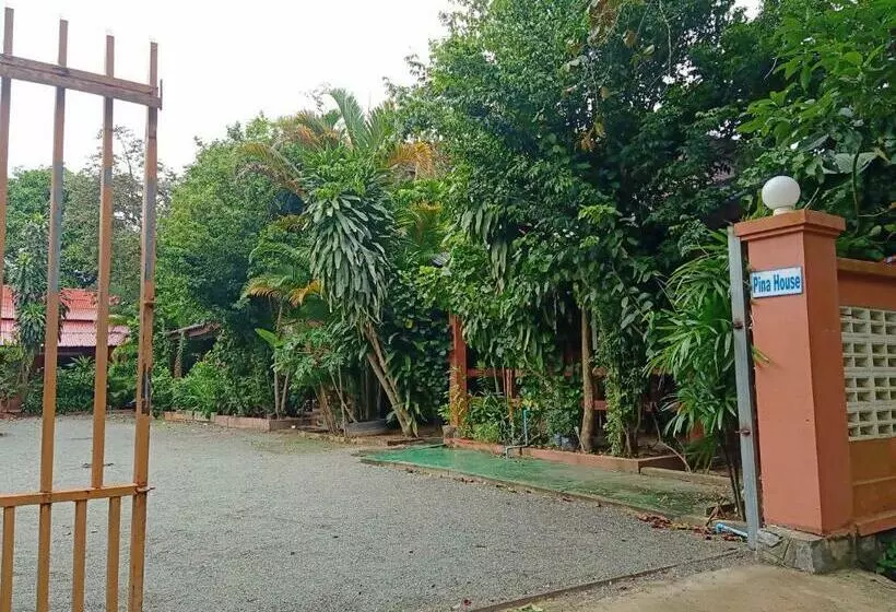 هتل Pina House