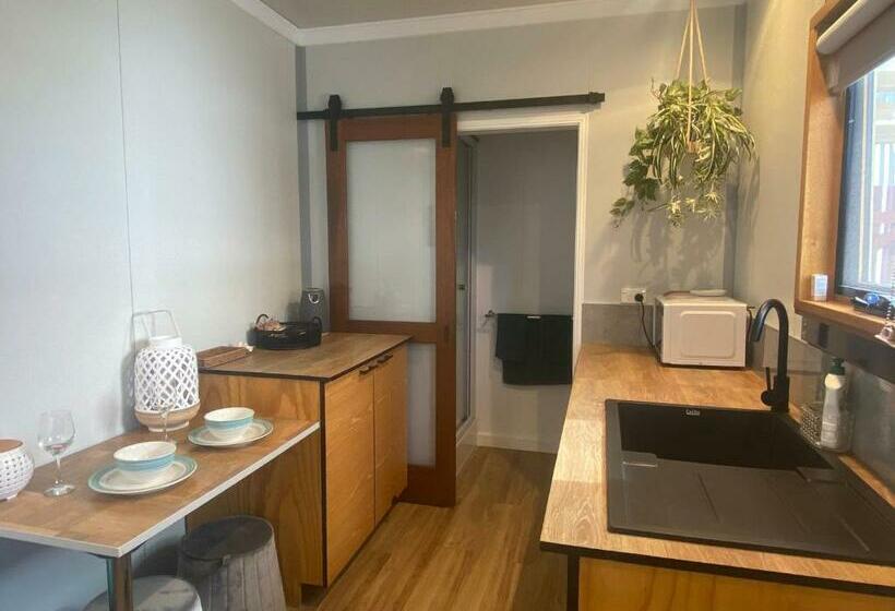 פנסיון Beautiful Tiny House With Outdoor Area  Only 5 Minute Walk To The Beach!