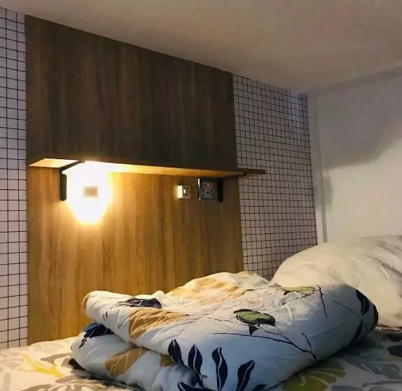 ユースホステル Che & James Female Guest House Colon, Cebu