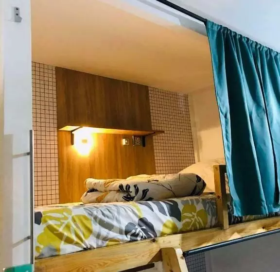 ユースホステル Che & James Female Guest House Colon, Cebu