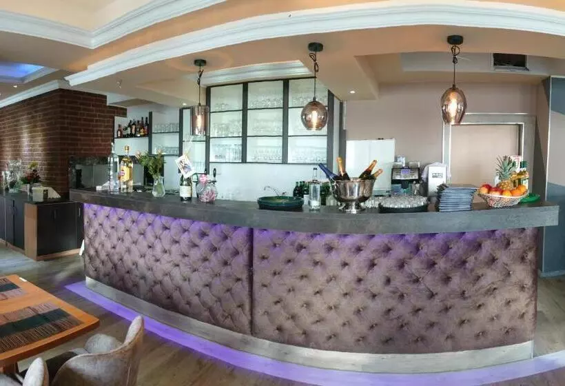 Отель Achilleon Iii