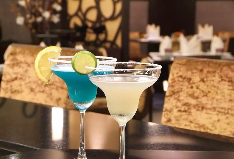 هتل Amora Neoluxe Suites