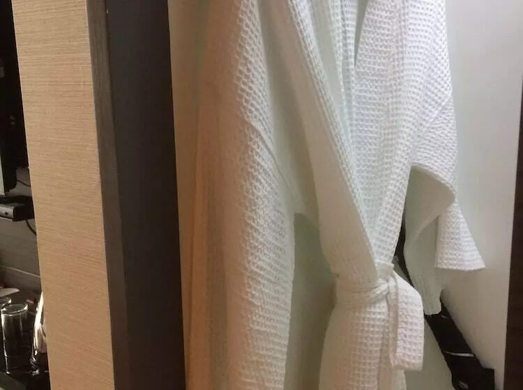 هتل Amora Neoluxe Suites