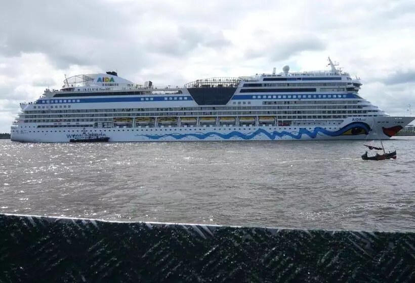 Отель Senator Marina