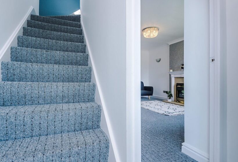 Family Friendly 3 Bed Home Free Parking On Site