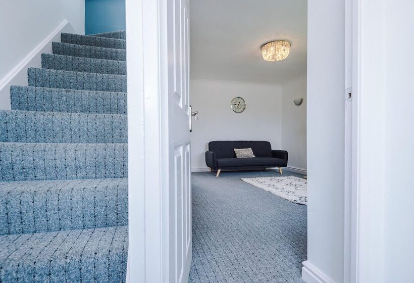 Family Friendly 3 Bed Home Free Parking On Site