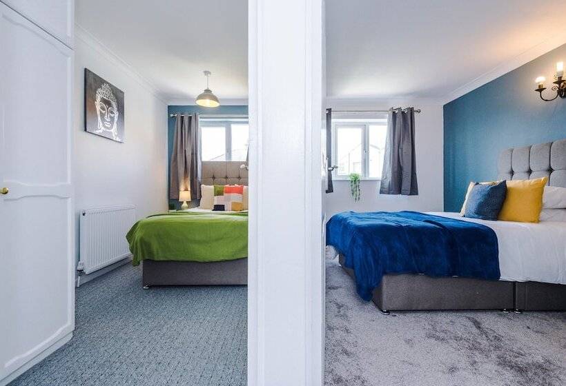 Family Friendly 3 Bed Home Free Parking On Site