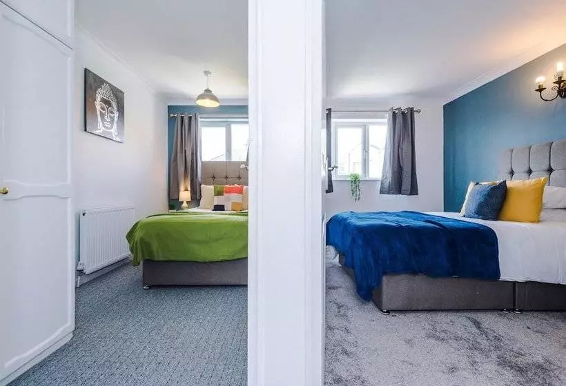 Family Friendly 3 Bed Home Free Parking On Site