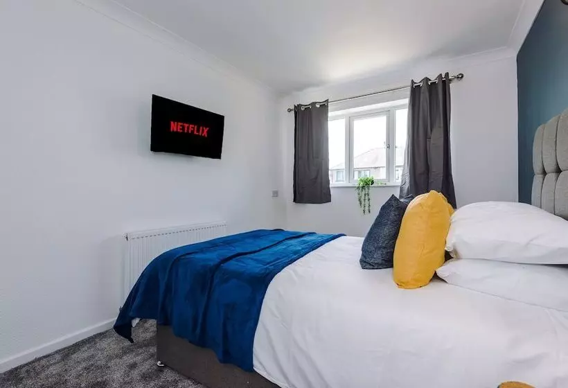 Family Friendly 3 Bed Home Free Parking On Site