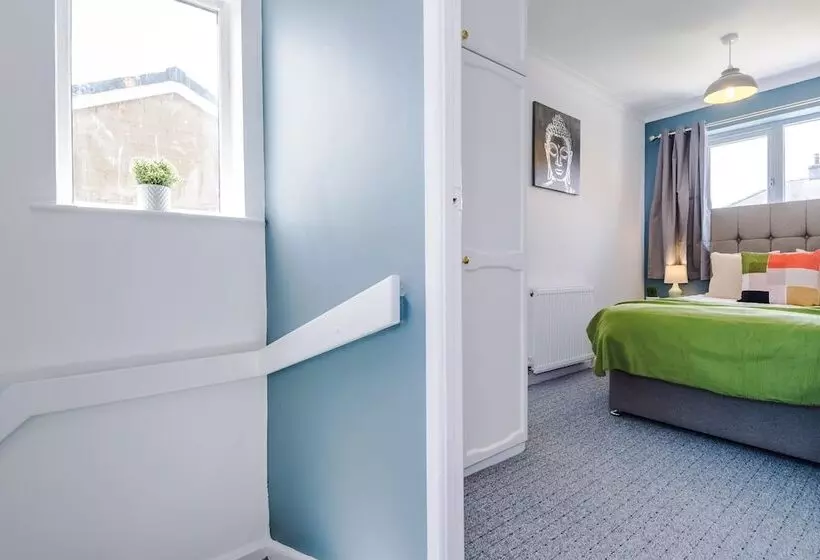 Family Friendly 3 Bed Home Free Parking On Site