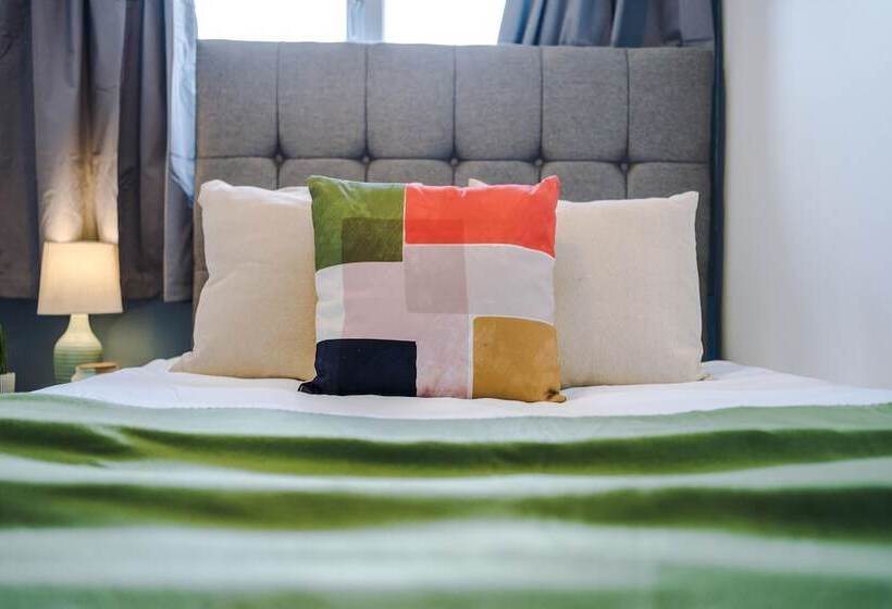 Family Friendly 3 Bed Home Free Parking On Site