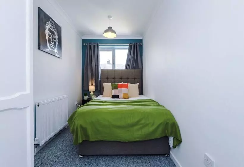 Family Friendly 3 Bed Home Free Parking On Site