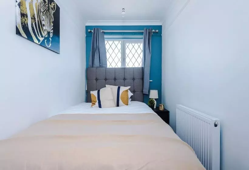 Family Friendly 3 Bed Home Free Parking On Site