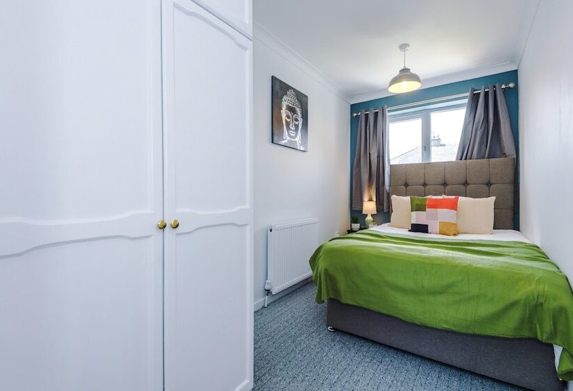 Family Friendly 3 Bed Home Free Parking On Site