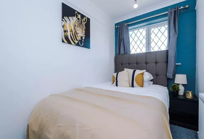 Family Friendly 3 Bed Home Free Parking On Site