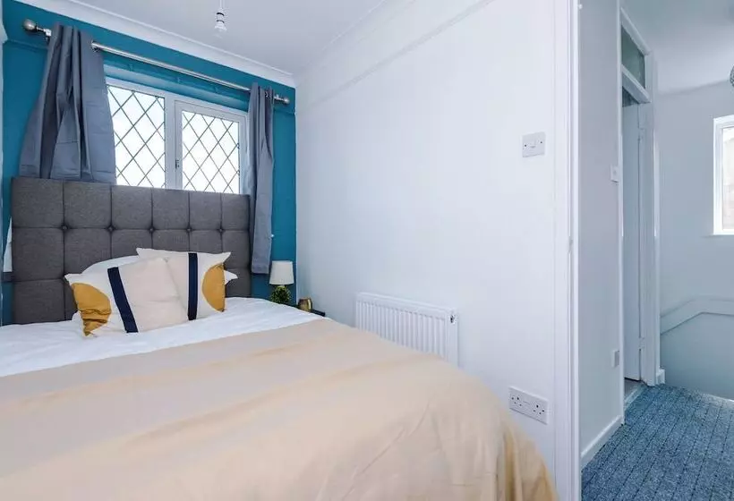 Family Friendly 3 Bed Home Free Parking On Site