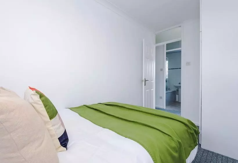 Family Friendly 3 Bed Home Free Parking On Site