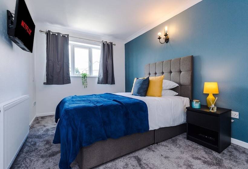 Family Friendly 3 Bed Home Free Parking On Site